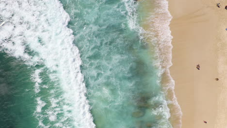 Vista-Superior-Cinematográfica-Drone-Vista-De-Pájaro-De-La-Playa-En-Bali,-Indonesia