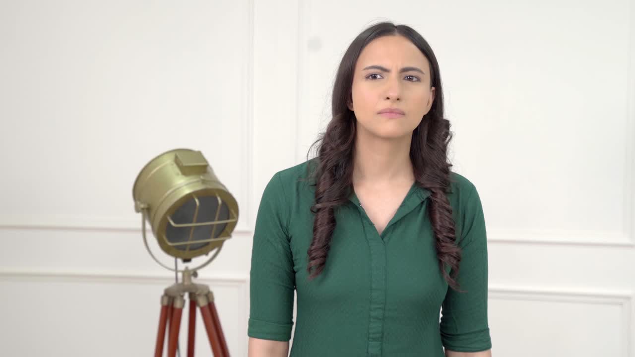 mujeres indias enojadas haciendo una cara enojada