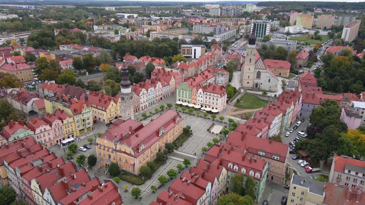 흐린 날에 bolesławiec에 있는 시장 광장의 공중 드론 보기