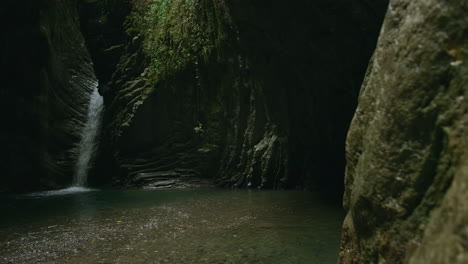 cascada oculta en un cañón rocoso