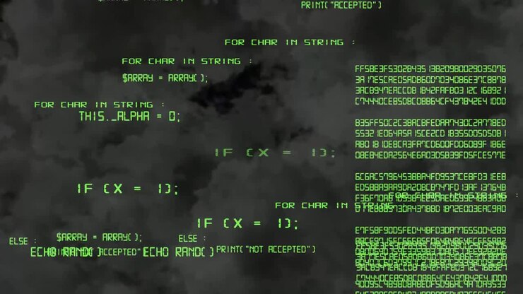 Animazione di codice informatico verde ed esadecimale su sfondo di nuvole scure.