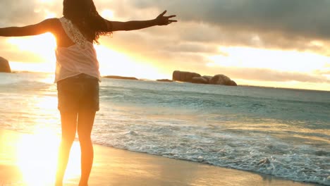 mujer joven divirtiéndose en la playa