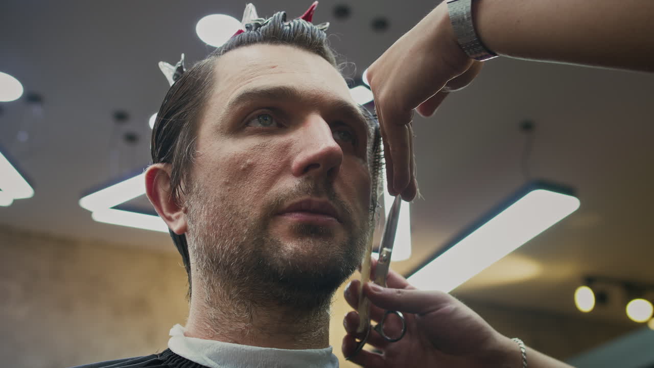 un hombre se corta el cabello en una barbería.