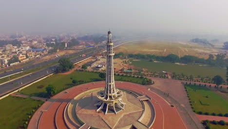 vista aérea de minar-e-pakistan, un monumento nacional ubicado en lahore, pakistán