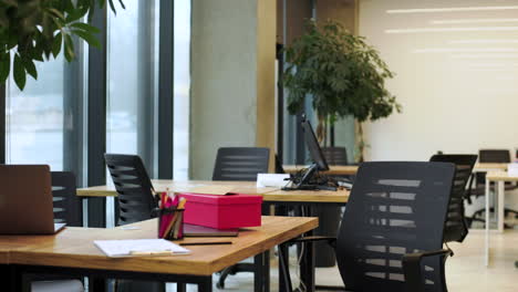 Woman-sitting-at-desk