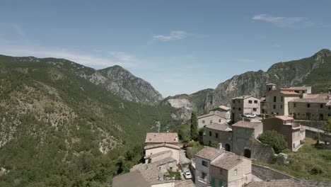 imágenes de drones sobre "pierosara" una pequeña ciudad en la hermosa "gola della rossa" - frasassi cuevas marche - italia