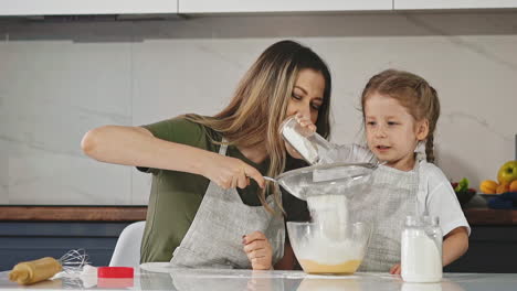 hija en la cocina cocinar juntos pastel