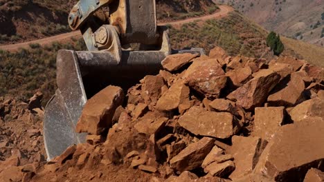 Excavadora-De-Construcción-Y-Excavadora-De-Orugas-En-La-Carretera-De-Excavación-De-Montaña-En-Las-Montañas-Rocosas-Para-Gasoductos-De-Gas-Natural