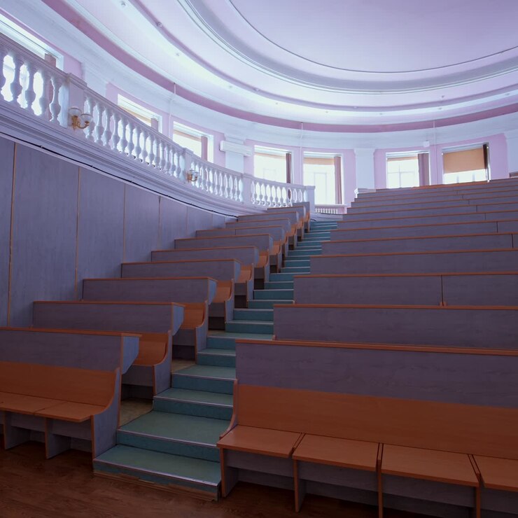 Un'aula magna vuota in un'università. Interno di un'aula universitaria moderna nel campus.