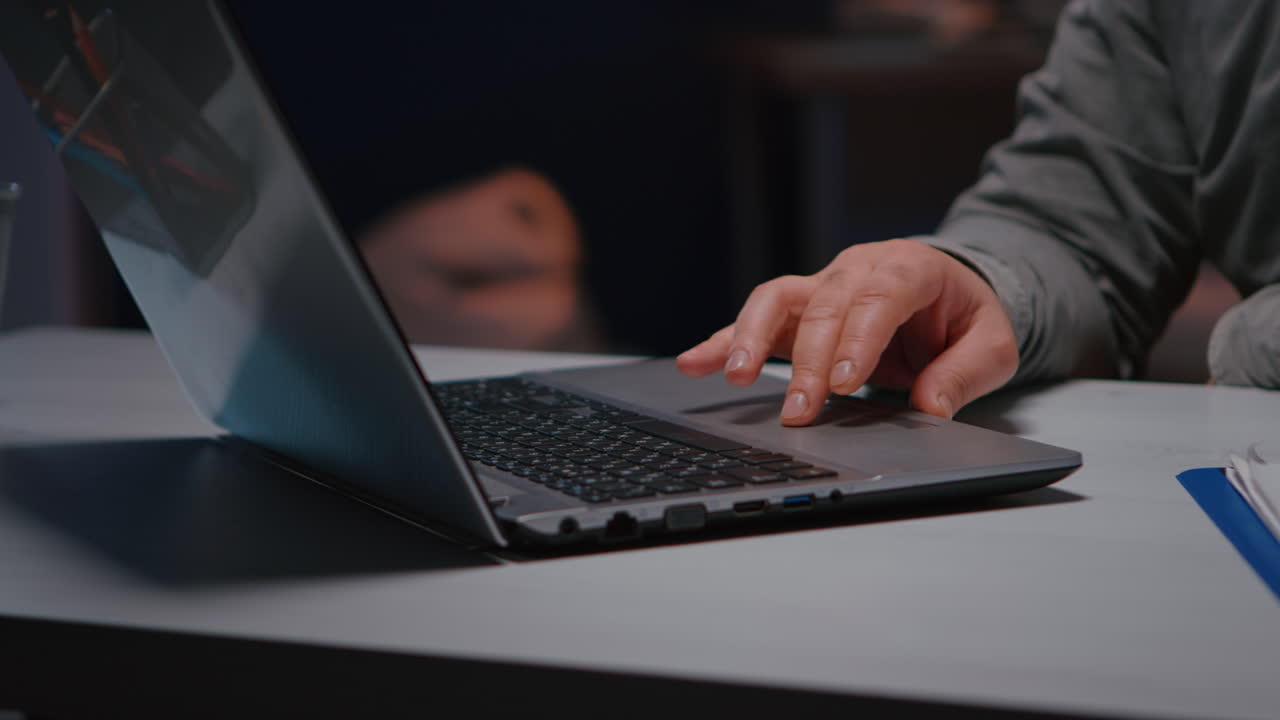 close-up de mãos de homem executivo respondendo a negociações e-mail