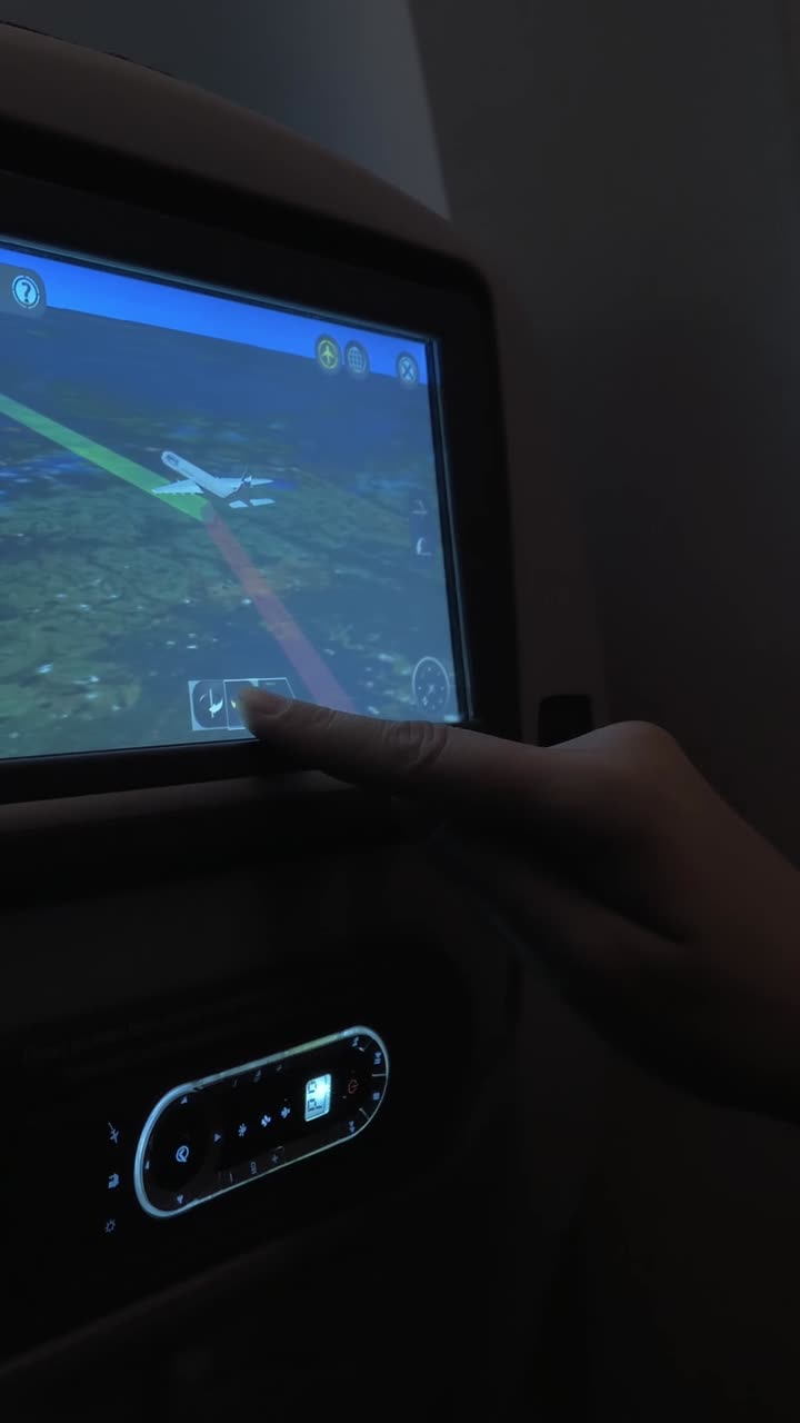 Persona con sistema di intrattenimento a bordo su un aereo