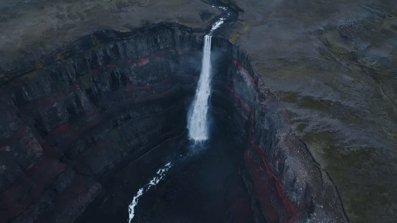 imágenes aéreas de drones de la cascada hengifoss en islandia
