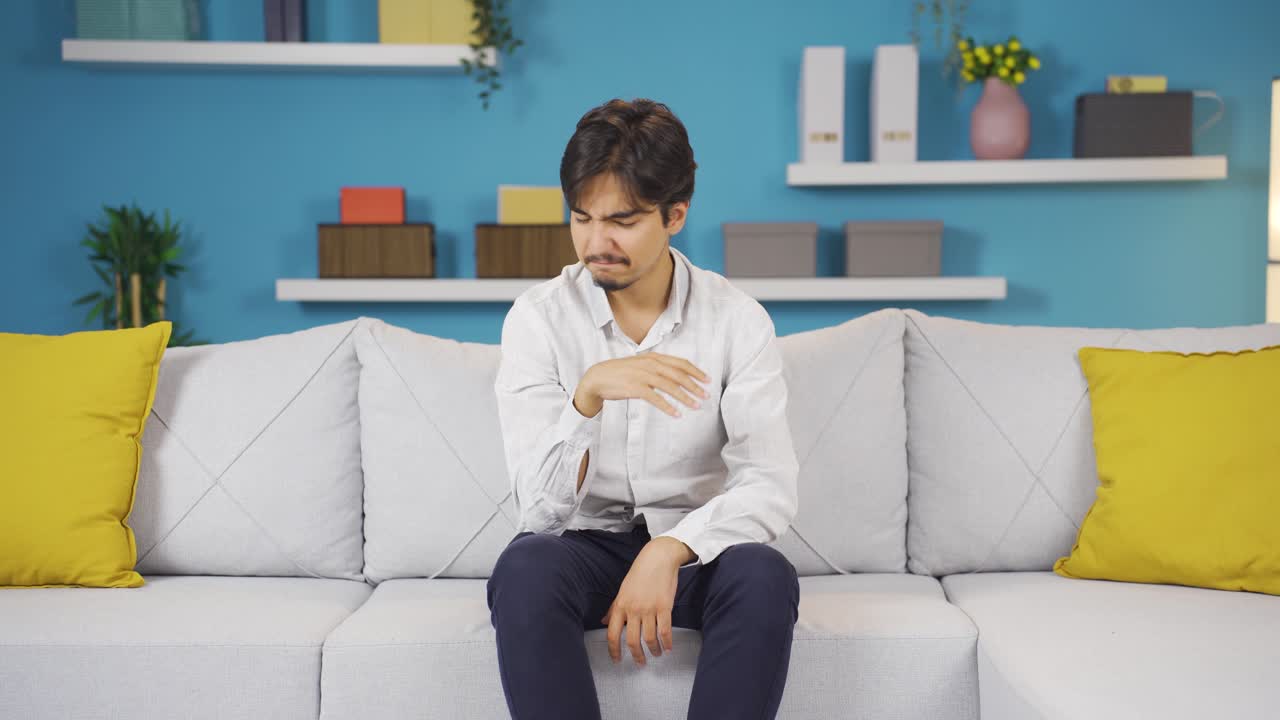 el hombre que huele mal olor está perturbado y disgustado.