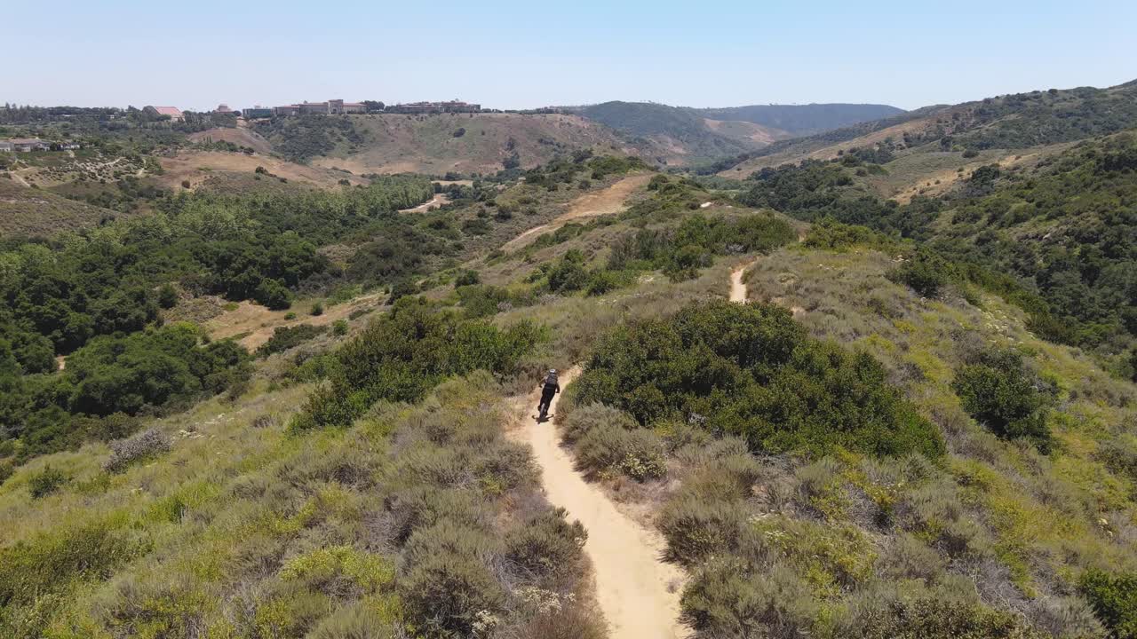tiro de drone de ciclista de montaña en sendero de montaña