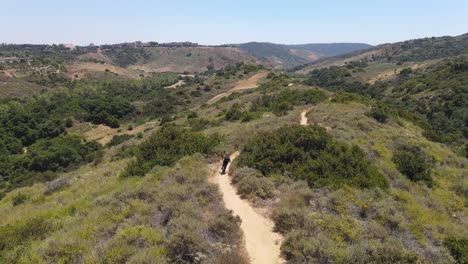 Tiro-De-Drone-De-Ciclista-De-Montaña-En-Sendero-De-Montaña