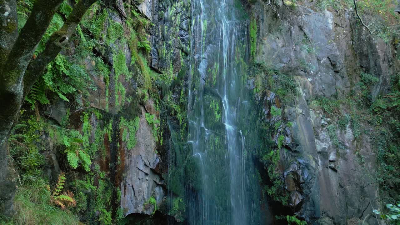 Fervenza de Augaca&iacute;da Waterfall Flowing In Mossy Rock Cliffs In Pant&oacute;n, Lugo, Spain
