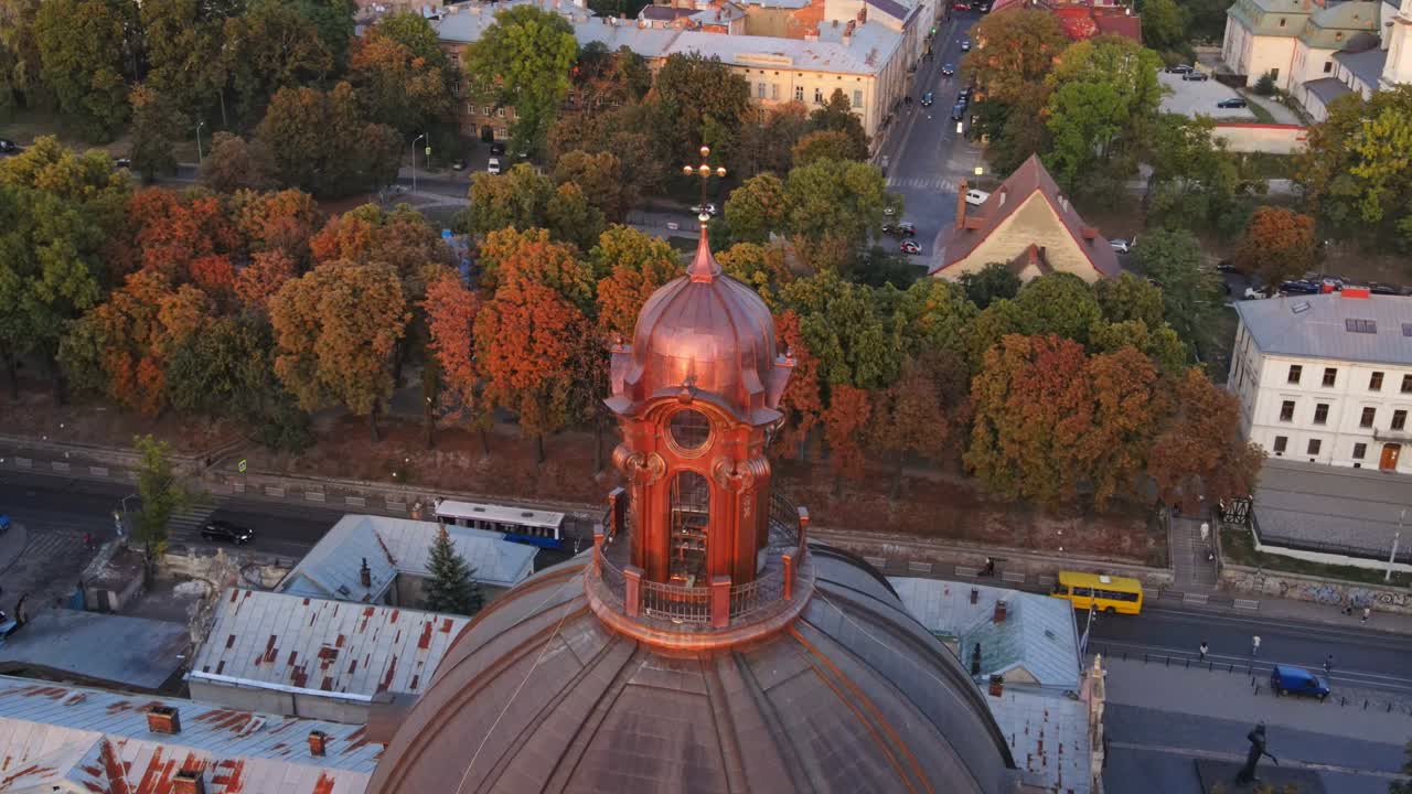 vista aérea de cerca de la cúpula de la iglesia