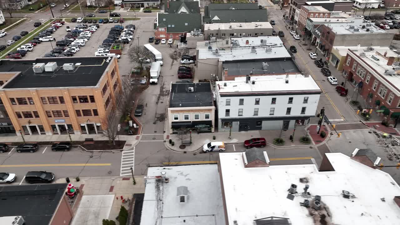 centro de northville, michigan con un video de avión no tripulado moviéndose hacia los lados