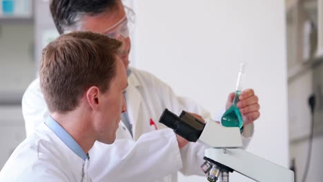 científicos haciendo un experimento químico