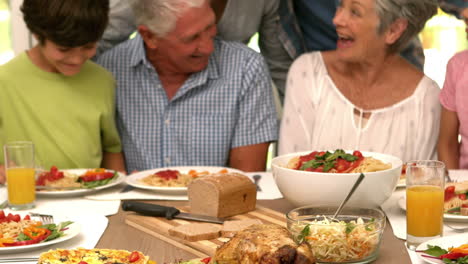 Familia-Multigeneracional-Almorzando