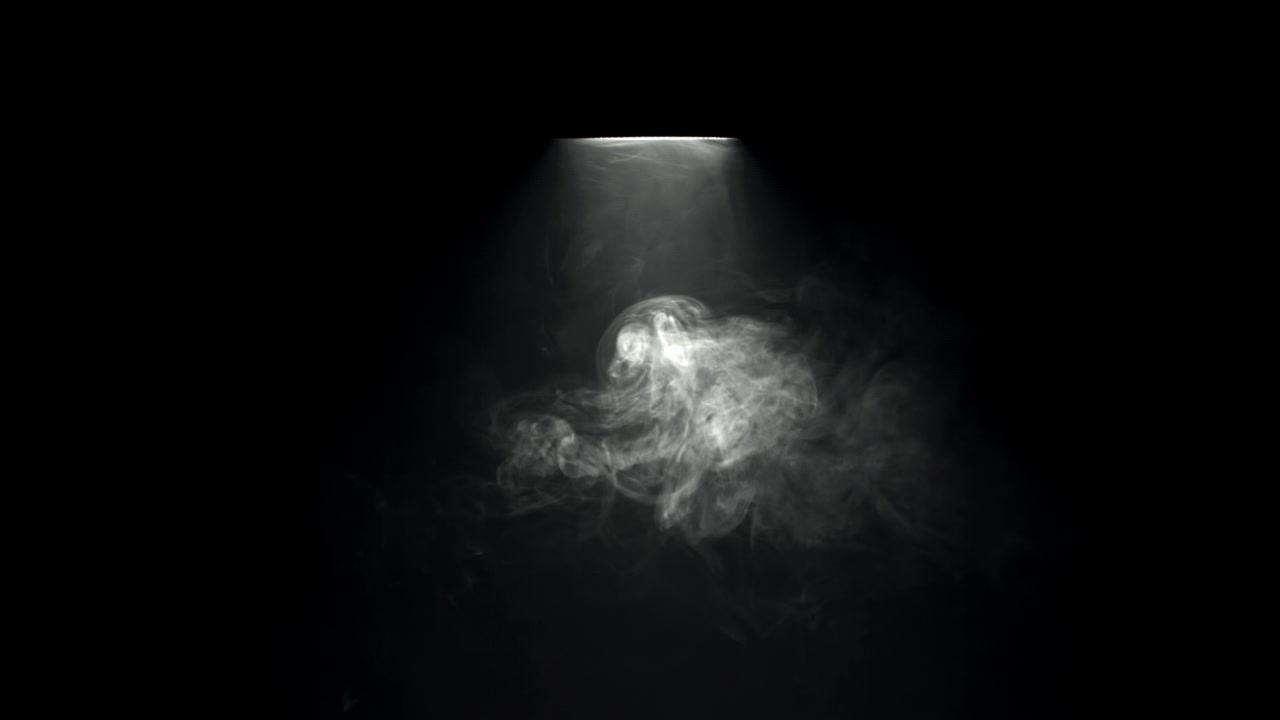 Fumo Bianco Illuminato da un Riflettore su Sfondo Nero