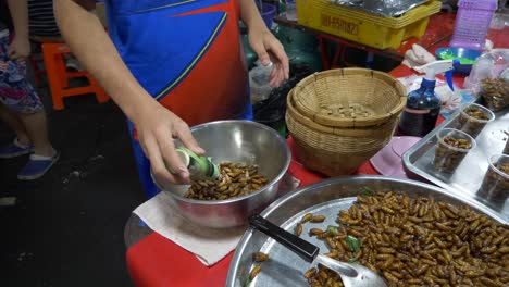 Gebratener-Bambuswurm,-Gesalzen-Auf-Dem-Thailändischen-Asiatischen-Straßenlebensmittel-Nachtmarkt,-Mischen-Und-Rühren