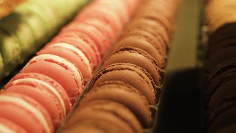 Bunte-Macaron-Kekse,-Farbe-Entsteht-Durch-Zugabe-Eines-Gehäuften-Esslöffels-Gelpastenfarbe-Zum-Zuckersirup-Vor-Dem-Kochen,-Konzept-Für-Die-Zubereitung-Von-Speisen-Und-Keksen