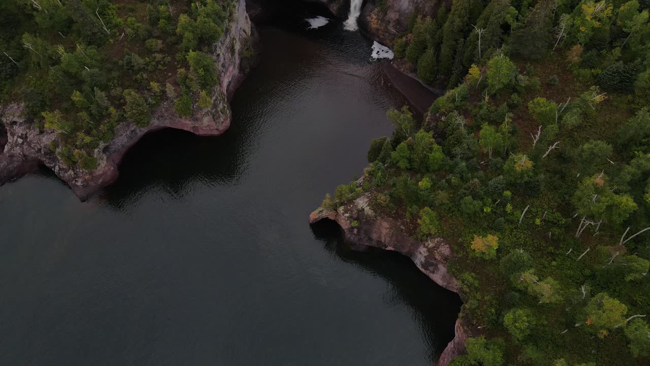 increíble paisaje en el norte de minnesota a orillas del lago superior, cascada