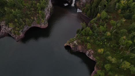 increíble paisaje en el norte de minnesota a orillas del lago superior, cascada