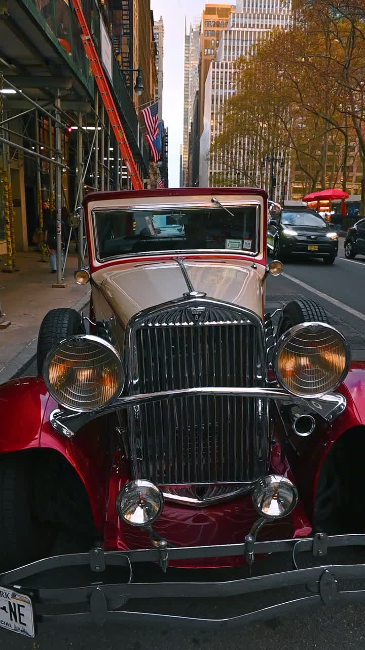 New York, USA, 1. Juli 2025: Straße mit Herbstbäumen in New York. Autos fahren eine Straße entlang, die von Herbstbäumen gesäumt ist. Die Szene zeigt eine saisonale Ansicht von New York