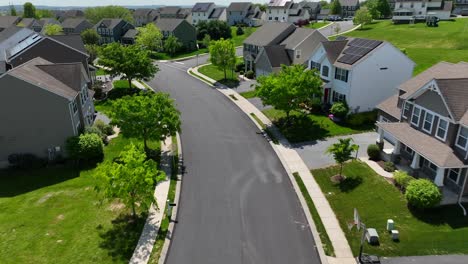 Suburban-neighborhood-with-solar-panel-houses-and-curving-streets-in-Pennsylvania