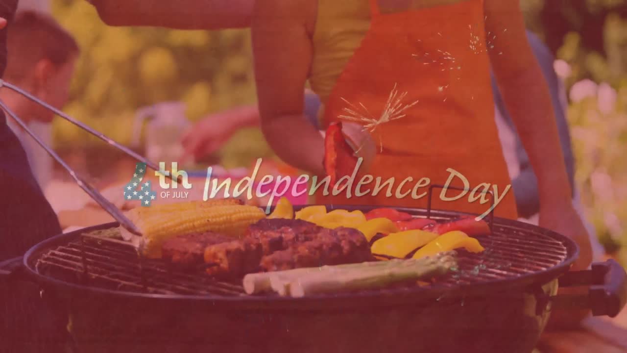 바베큐에 대한 불꽃놀이와 함께 독립기념일 텍스트의 디지털 복합 비디오