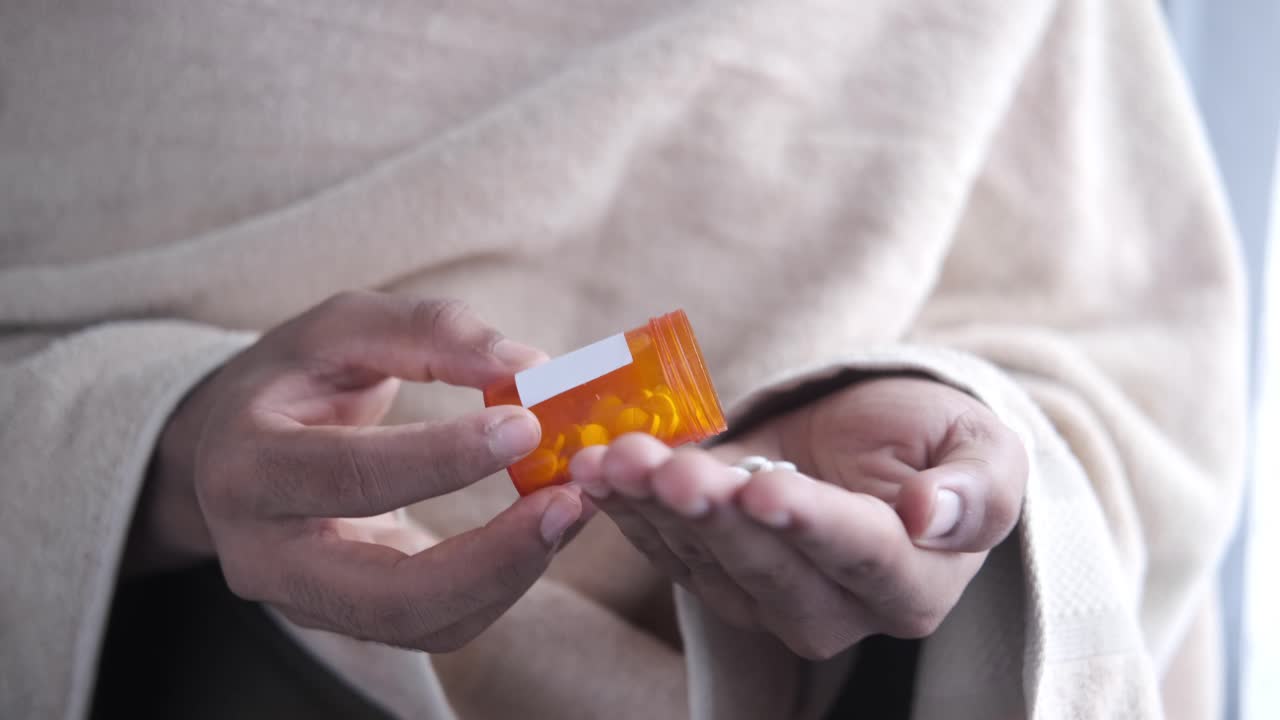 약을 복용하는 사람