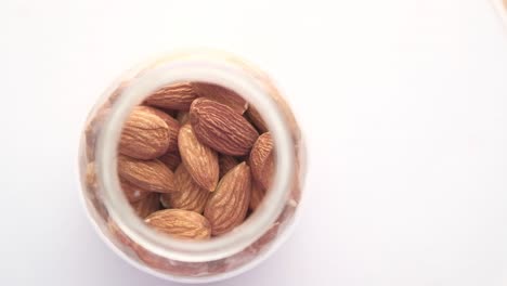 almendras en un frasco