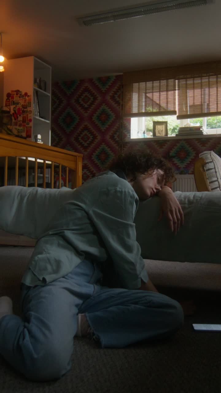 방 에 누워 있는 사람