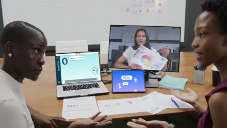 composición de mujeres diversas que usan computadoras portátiles con un chat en la pantalla