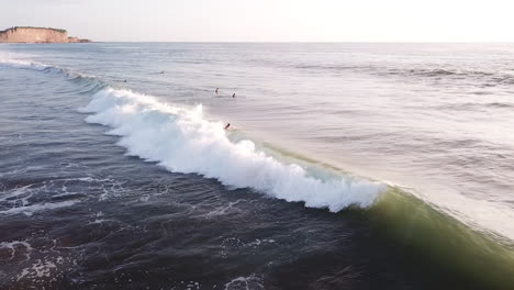 Menschen-Auf-Dem-Surfbrett-Paddeln-Und-Surfen-Auf-Wellen-Am-Strand-Von-Olon,-Ecuador