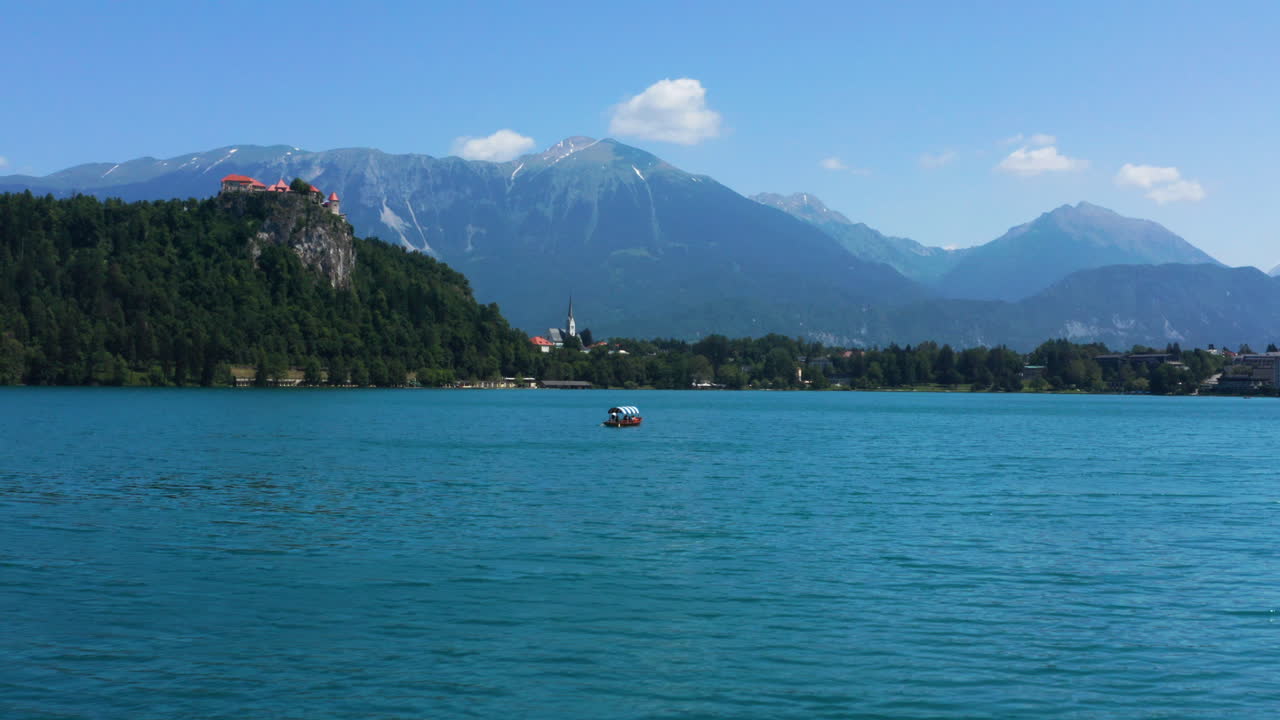 hombre remando en barco tradicional con turistas en el lago bled en eslovenia