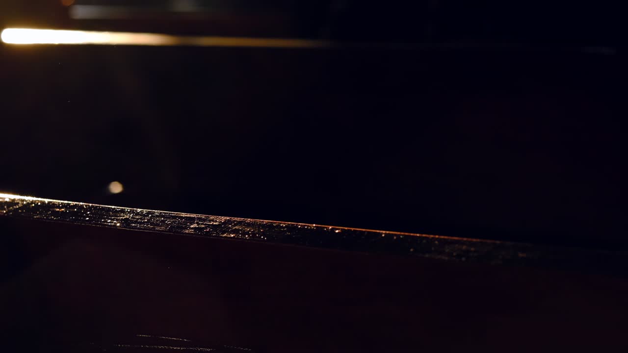 fugas de luz abstractas en un fondo negro.