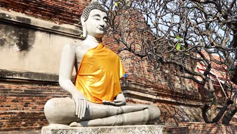 estatua de buda con túnica amarilla en ayutthaya