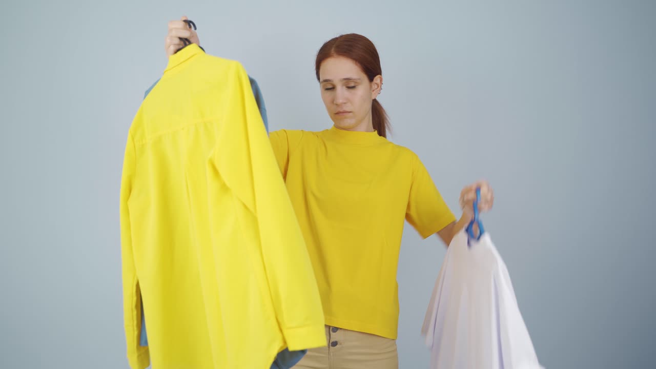 옷을 시도하는 여자는 그것을 좋아하지 않습니다.