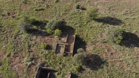 antena rodeando viejas ruinas en un campo verde a última hora de la tarde