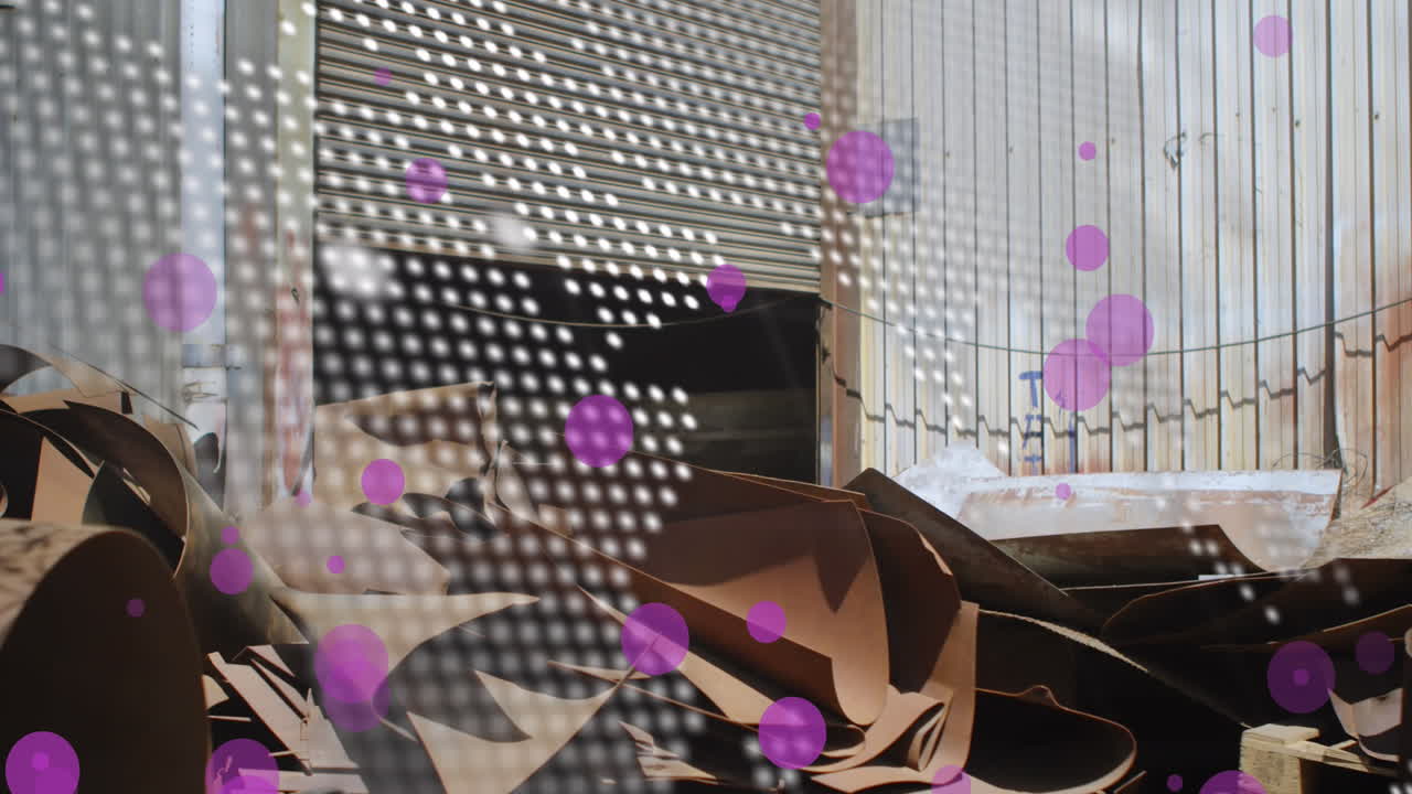 세계 지도의 애니메이션과 데이터 처리가 쓰레기장에서 금속 스크을 근접적으로 볼 수 있습니다.