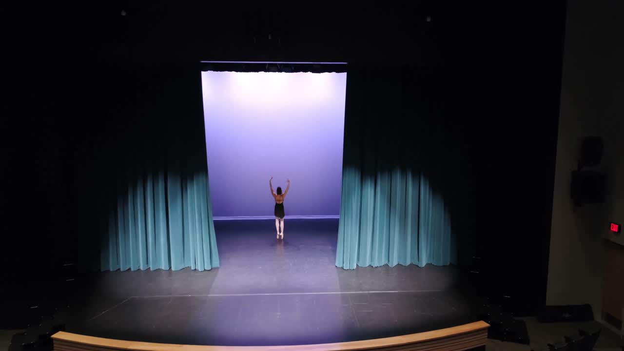 bailarina de ballet bailando en el escenario 4k