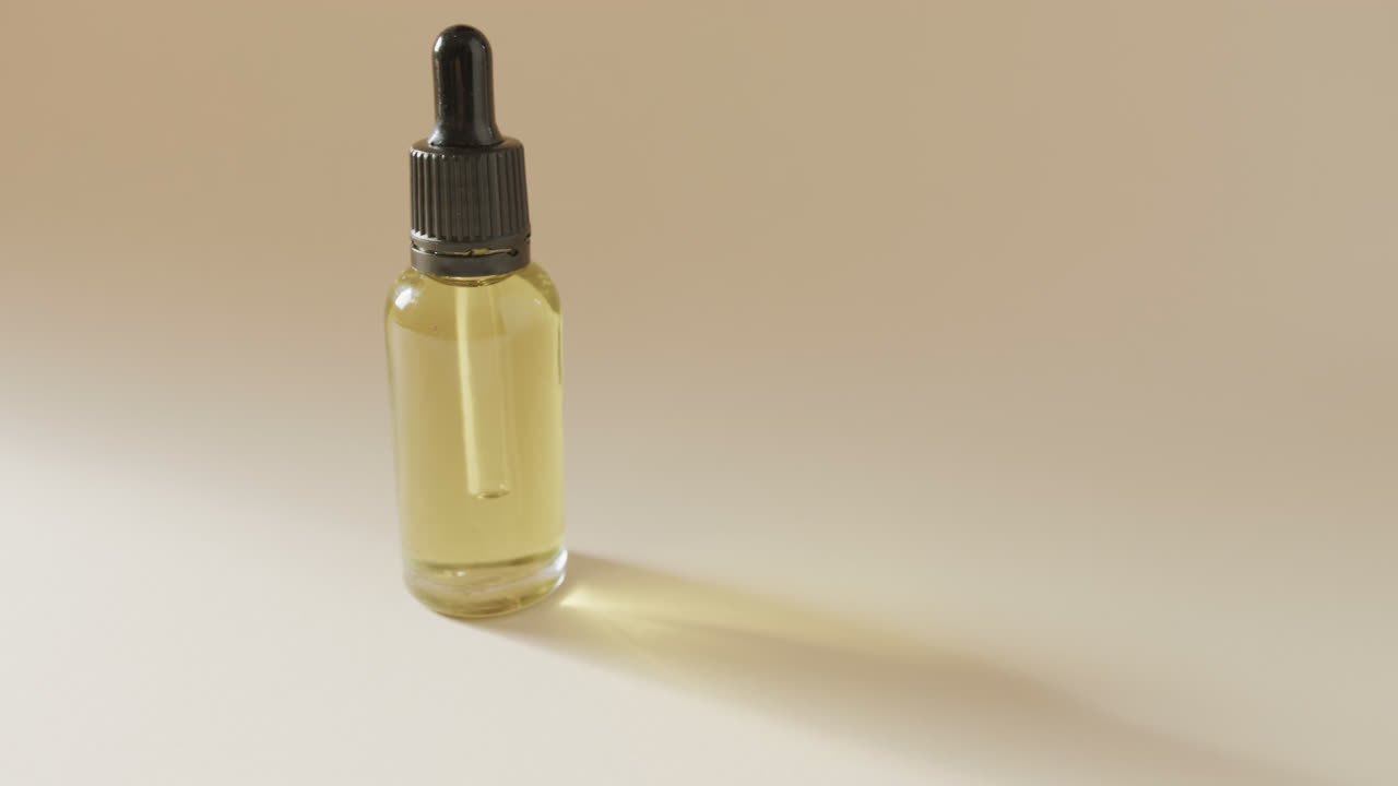 cerrar la botella de vidrio con la bomba y el espacio de copia en fondo gris