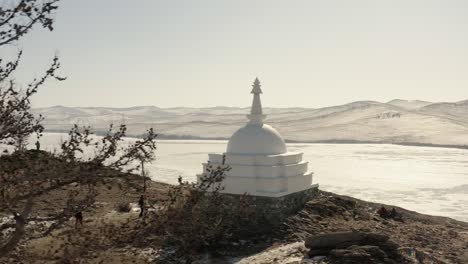 stupa budista, también es la stupa de la iluminación o el sagrado suburga budista en la isla de ogoy