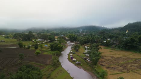 Mueang-Khong-Temprano-En-La-Mañana-Cubierto-De-Niebla,-Acampando-Junto-Al-Río,-Mañana-Brumosa-En-El-Río-Del-Pueblo-De-Montaña-En-El-Campo-Del-Sudeste-Asiático