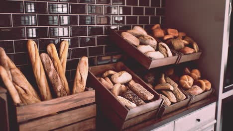 Frisches-Brot-Auf-Regalen-In-Der-Bäckerei