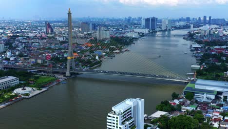 tráfico en el puente rama viii que atraviesa el río chao phraya en bangkok, tailandia