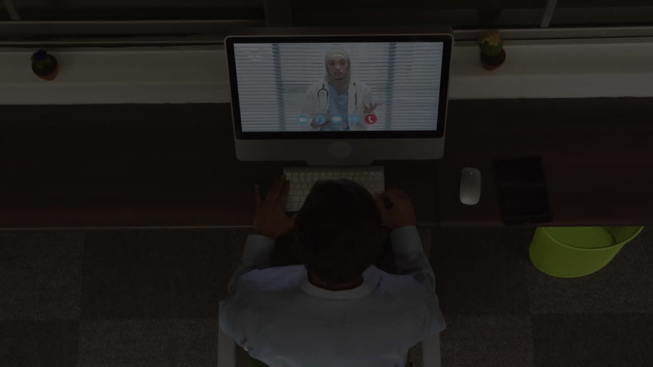 Animazione di scie luminose su un uomo d'affari afroamericano in videochiamata tramite laptop con un medico.